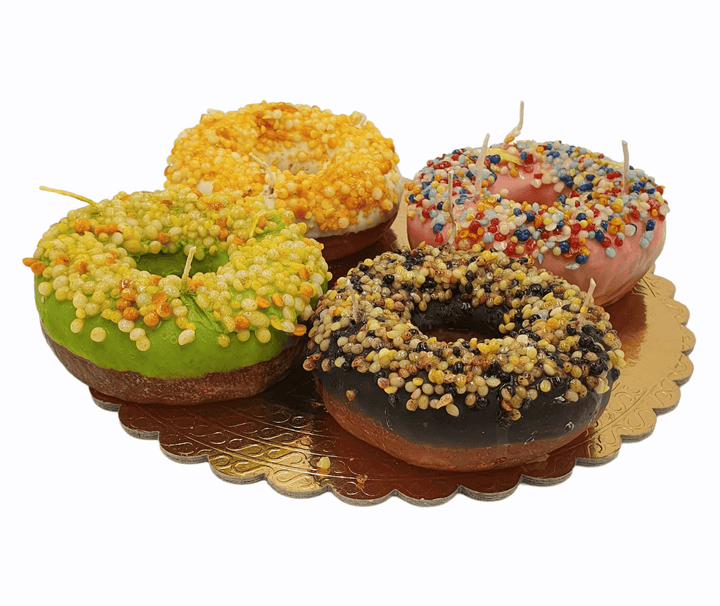 Kerzen im Donut-Design, bunt verziert, 4er Set auf goldener Platte, Glam Deko von Codeso Living