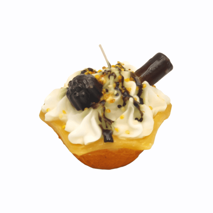Kerze in Form einer Waffel mit Sahne, Erdbeeren und Schokodekor, Deko von Codeso Living