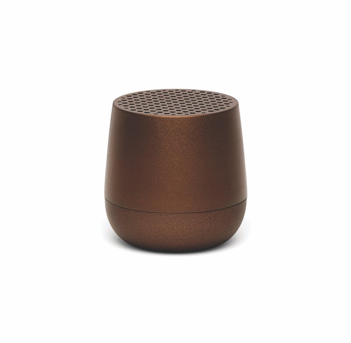 Bronzefarbener Lexon Mino Bluetooth Lautsprecher im minimalistischen Design auf weißem Hintergrund.