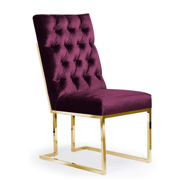 Luxuriöser Polsterstuhl mit goldenen Beinen und violettem Samtbezug im Glamour-Stil
