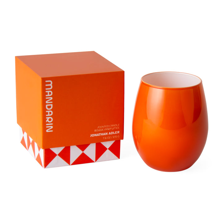 Jonathan Adler Duftkerze Pop Mandarin im orangefarbenen Glas neben der orangefarbenen Geschenkbox