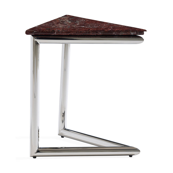 Jonathan Adler Marmor-Beistelltisch Ultra Triangle mit roter Marmorplatte und Chromgestell in Dreiviertelansicht