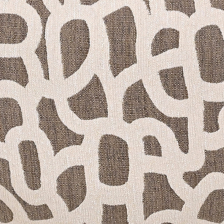 Richmond Interiors Stoffmuster Weave in Braun mit cremefarbenem, verschlungenem Muster auf braunem Grund
