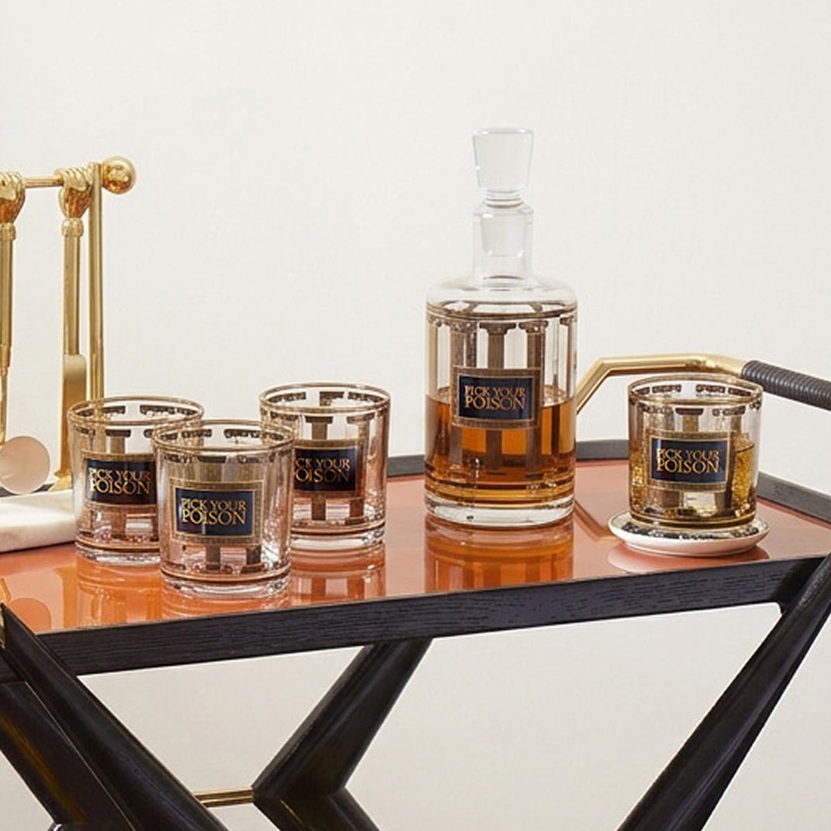 Jonathan Adler Gläser Set Pick Your Poison mit Dekanter auf dem Barwagen