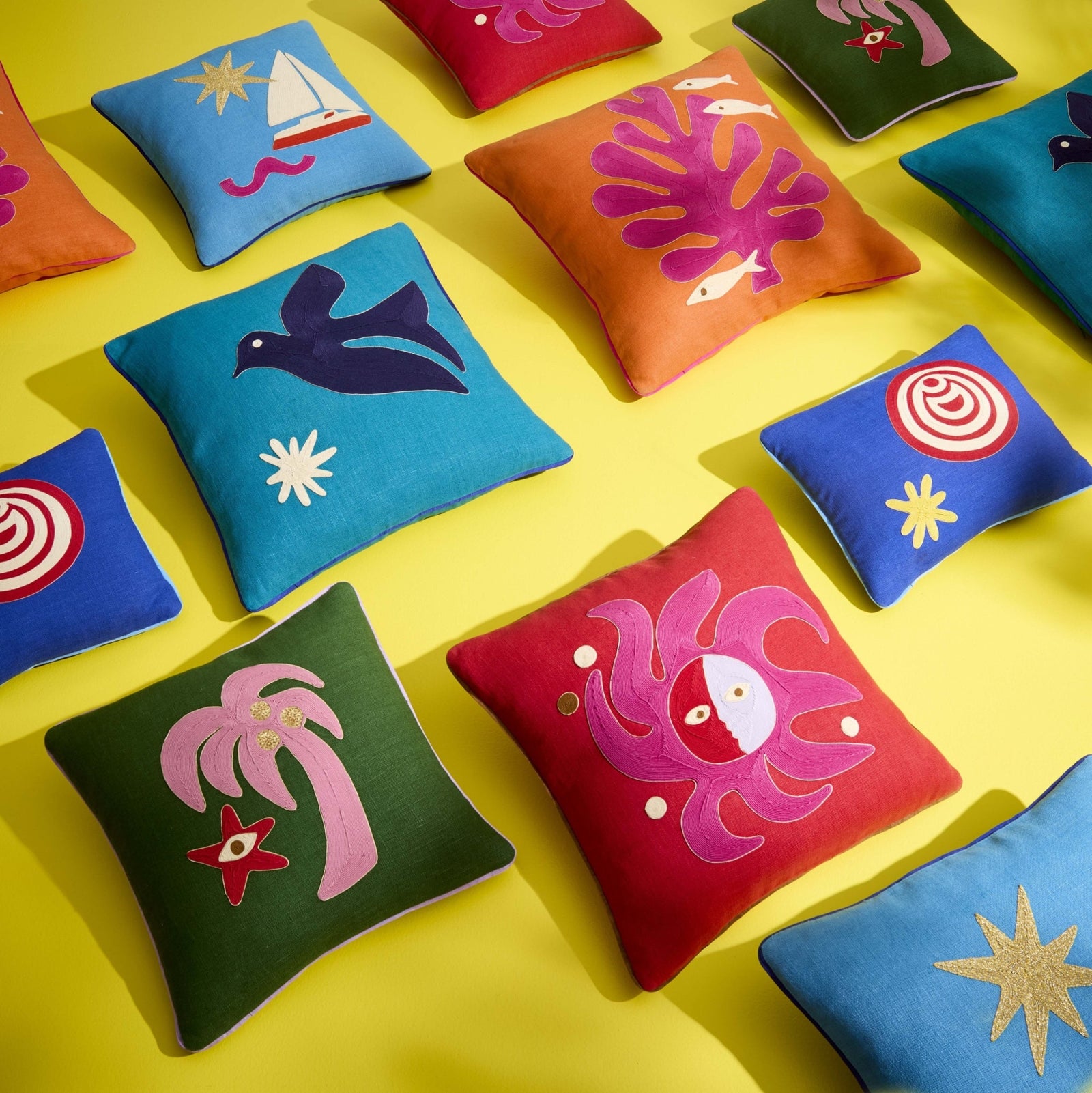 Bunte Deko-Kissen mit modernen, grafischen Motiven auf gelbem Hintergrund, Maximalismus Interior von Codeso Living