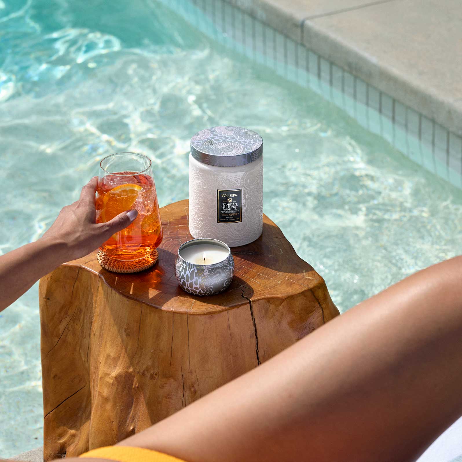 Luxuriöse Duftkerzen auf Holztablett am Pool, Glamour-Deko von Codeso Living