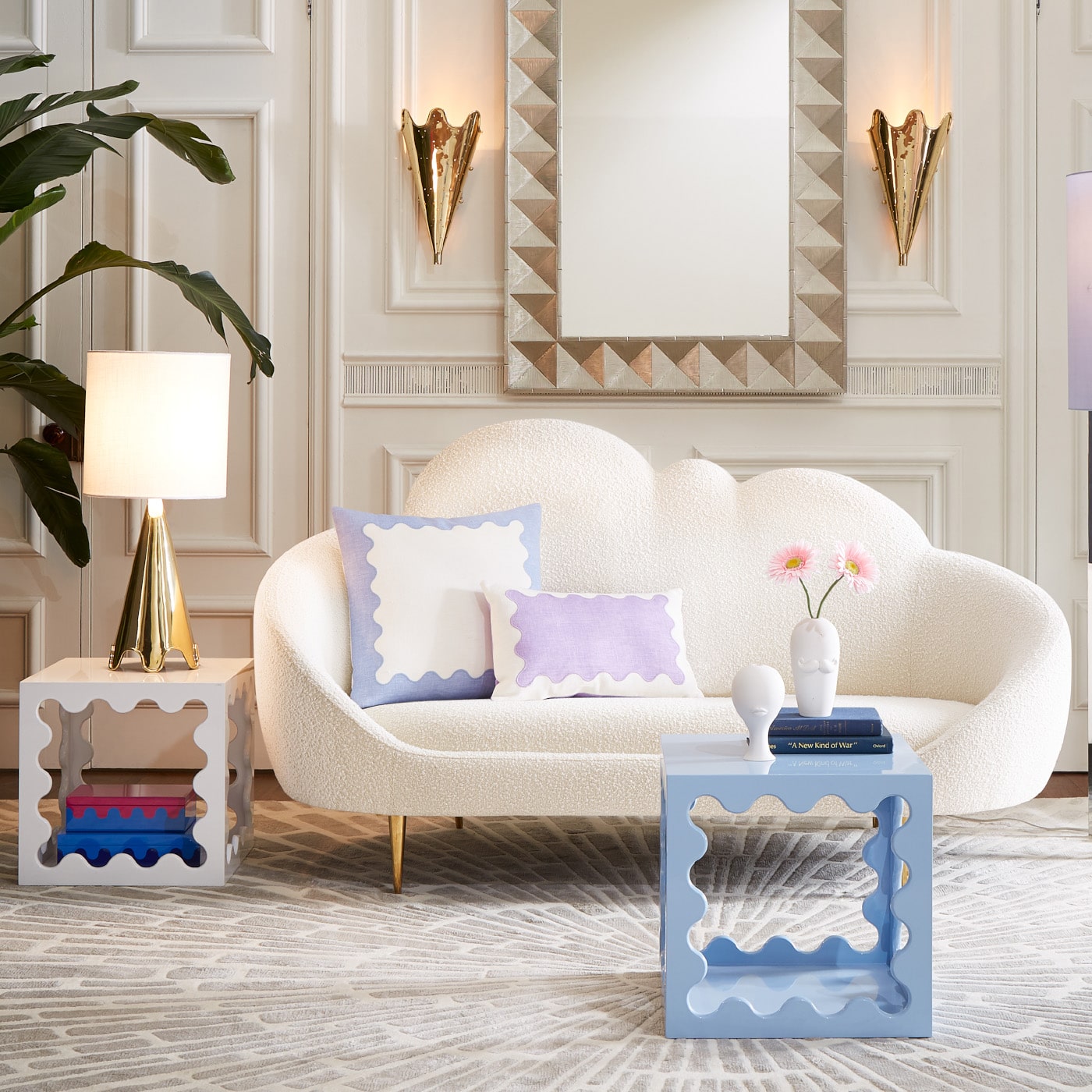 Wolkenförmiges Bouclé-Sofa in Oatmeal, Maximalismus-Interior mit pastellfarbenen Kissen, luxuriös dekoriert