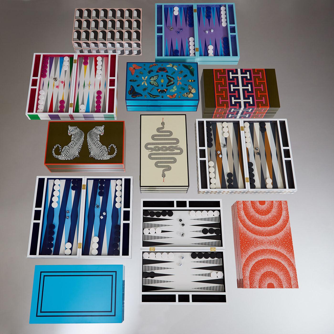 Bunte Jonathan Adler Backgammon-Kollektion auf silberner Fläche, luxuriöses Glam-Interior Accessoire