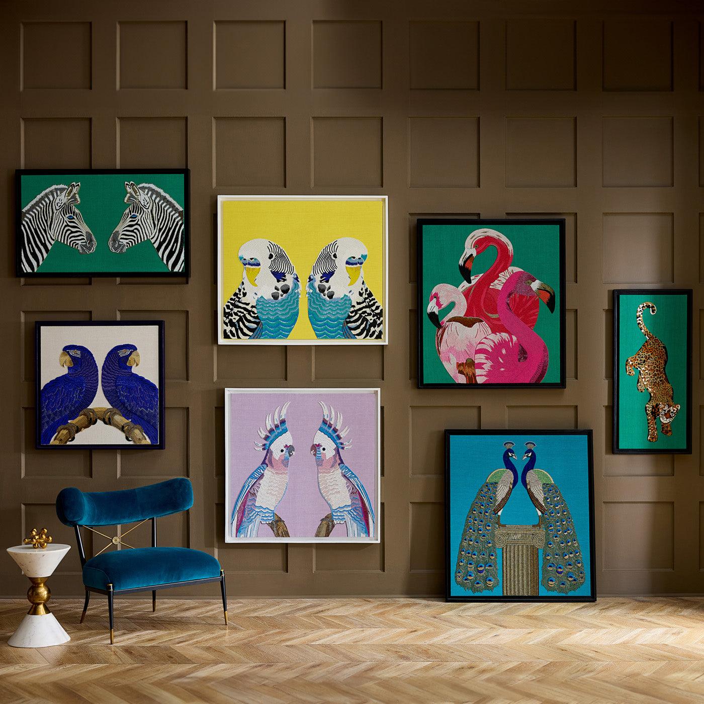 Maximalistisches Wohnzimmer mit beigen Wänden, bunter Tierkunst von Jonathan Adler und samtigem Sessel.