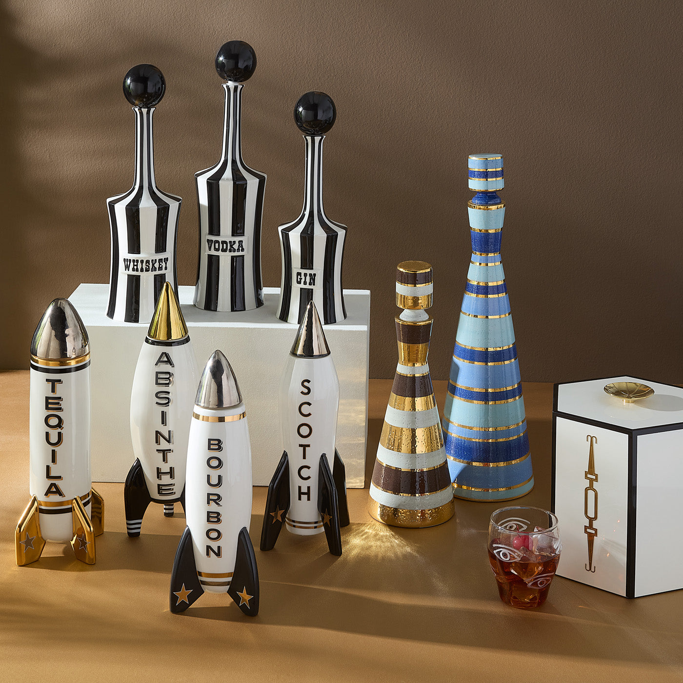 Luxuriöse Jonathan Adler Deko-Karaffen in Raketenform und Streifen-Design auf Glamour-Tablett