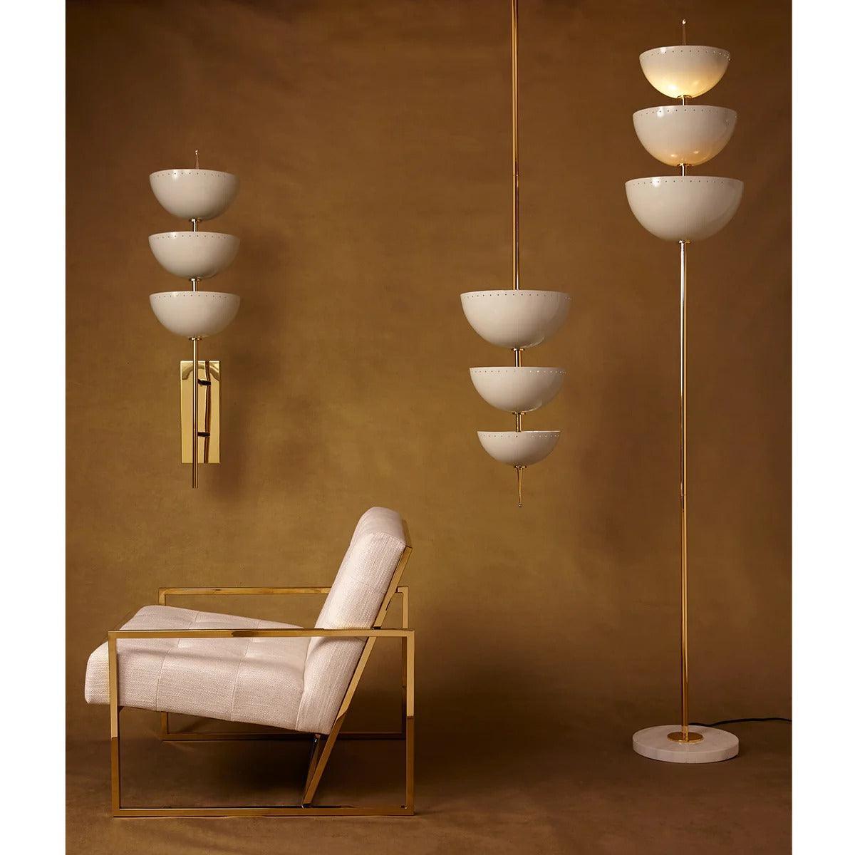 Luxuriöser Sessel mit goldfarbenem Gestell und Designerleuchten aus der Lisbon Kollektion von Jonathan Adler vor braunem Hintergrund, Glam Interior Stil von Codeso Living.