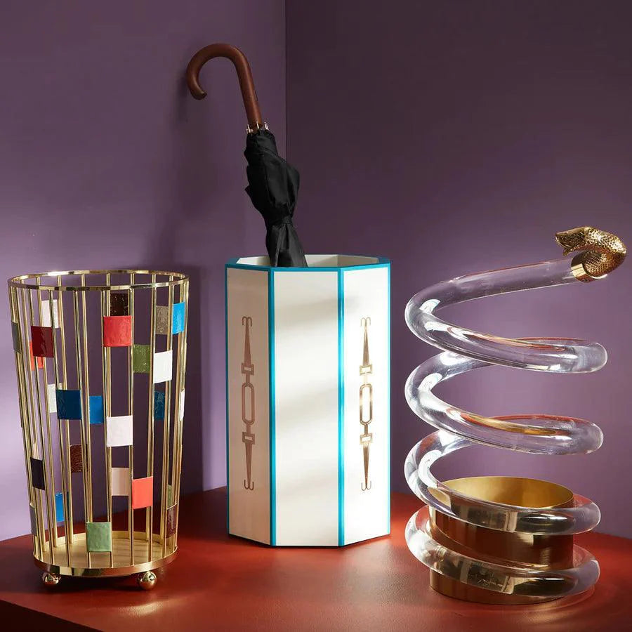 Luxuriöse Schirmständer im Maximalismus Stil, gold, bunt und serpentförmig, vor lila Wand