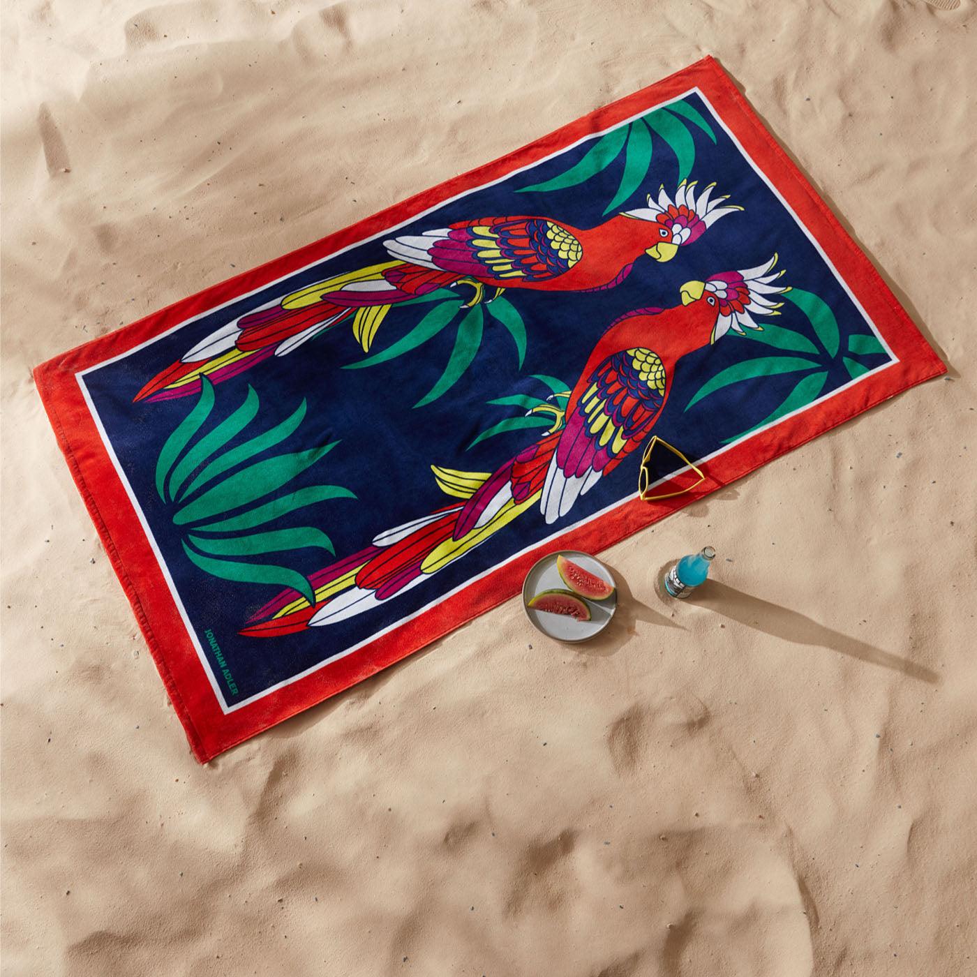 Buntes Strandtuch mit Papageien-Motiv von Jonathan Adler auf Sand, tropisch, Glamour Interior