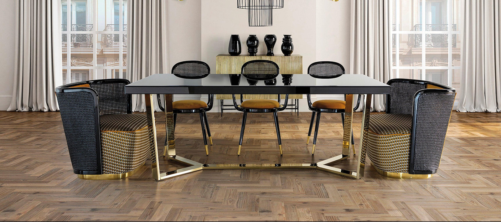 Luxuriöser Esstisch mit goldenen Akzenten und Designerstühlen im modern eingerichteten Wohnzimmer
