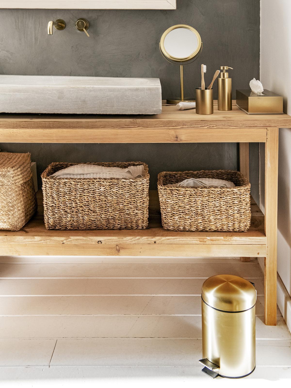 Goldener Kosmetikeimer im modernen Badezimmer mit Holzwaschtisch und Deko von Codeso Living