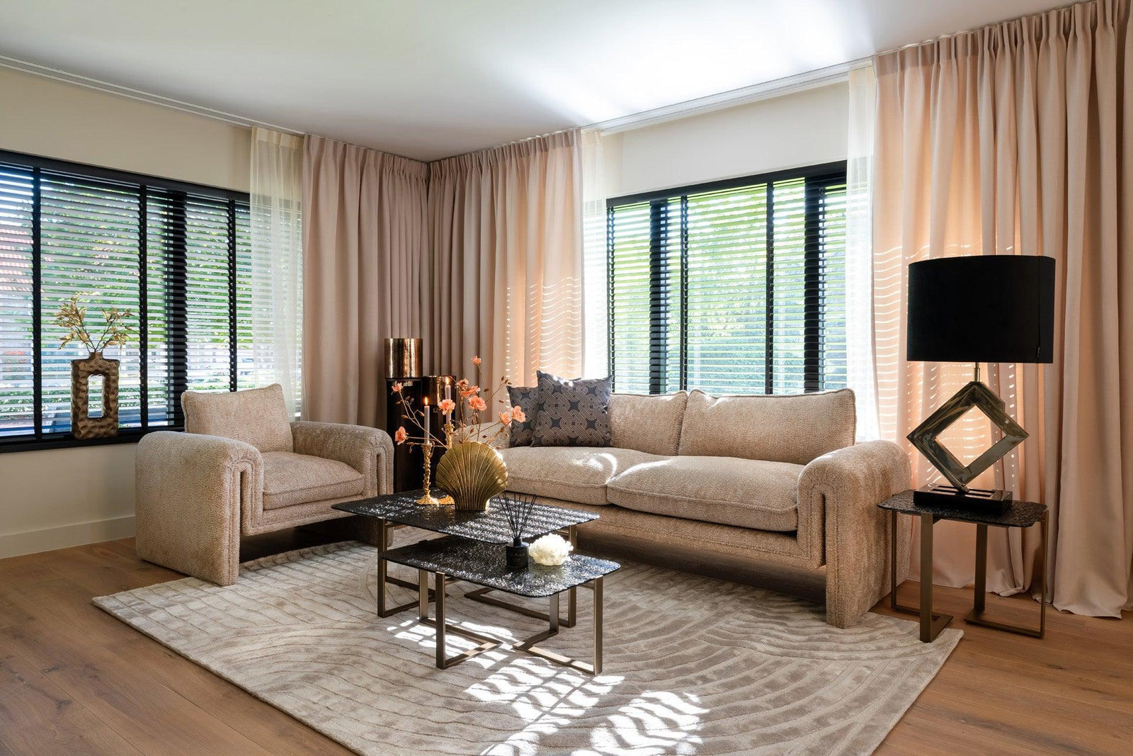 Modernes Wohnzimmer mit beigem Sofa, Sessel, Vorhängen und Designer-Couchtisch, Codeso Living