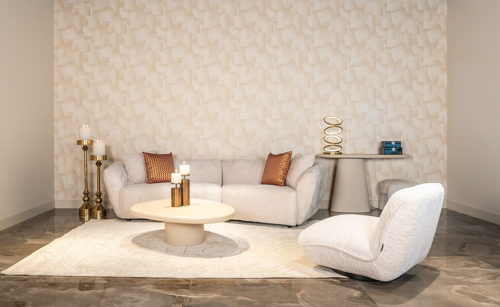 Modernes Wohnzimmer mit hellem Designersofa, runden Couchtisch, goldenen Dekorationen und Glam-Interior von Codeso Living.