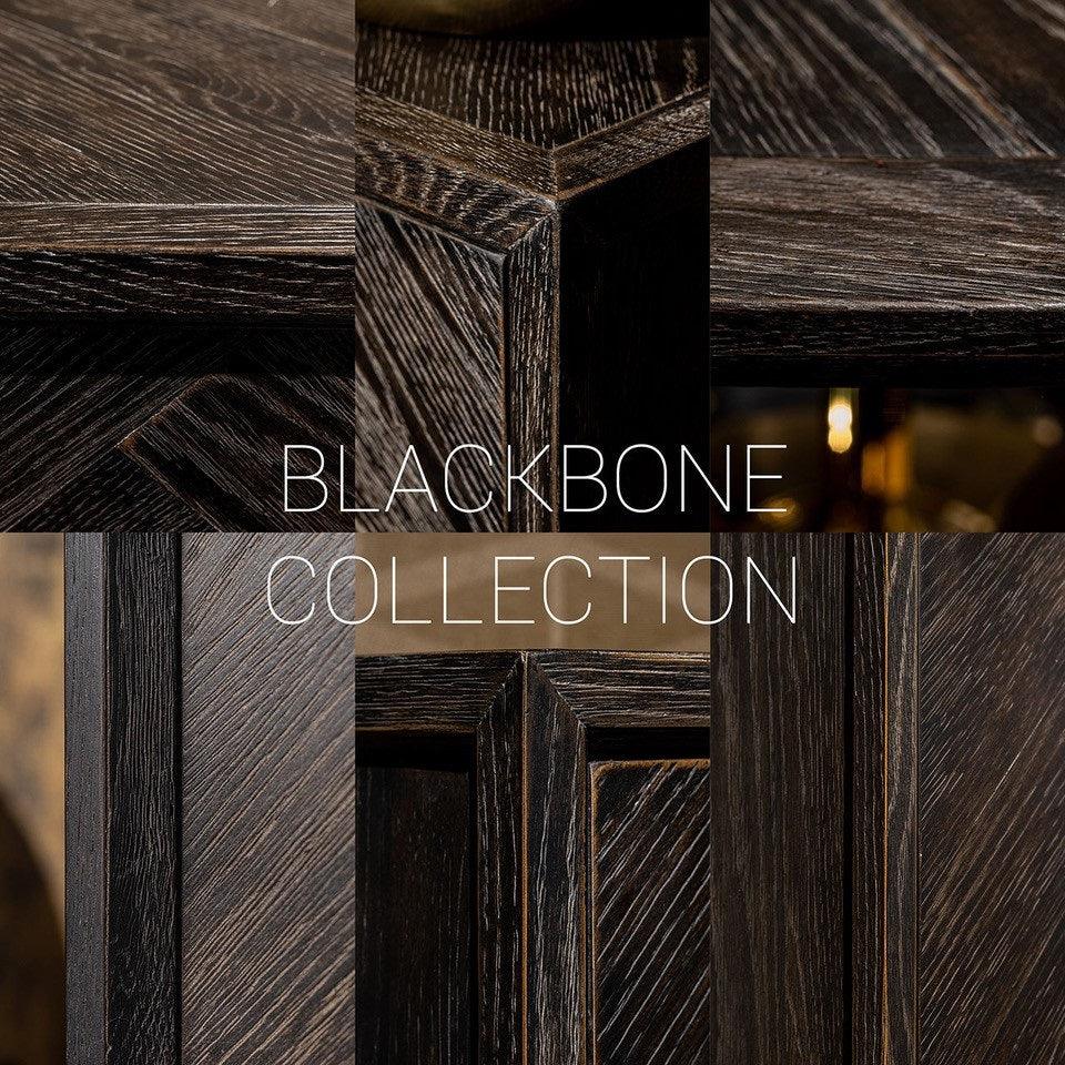 Details der Richmond Interiors Blackbone Kollektion aus dunklem Massivholz, luxuriös und stilvoll.