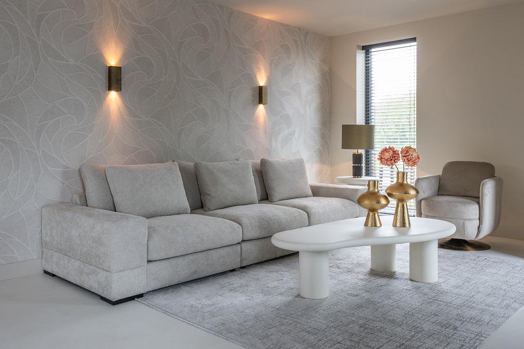 Modernes Wohnzimmer mit beiger Couch, Design-Couchtisch, goldenen Vasen und Glamour-Interieur