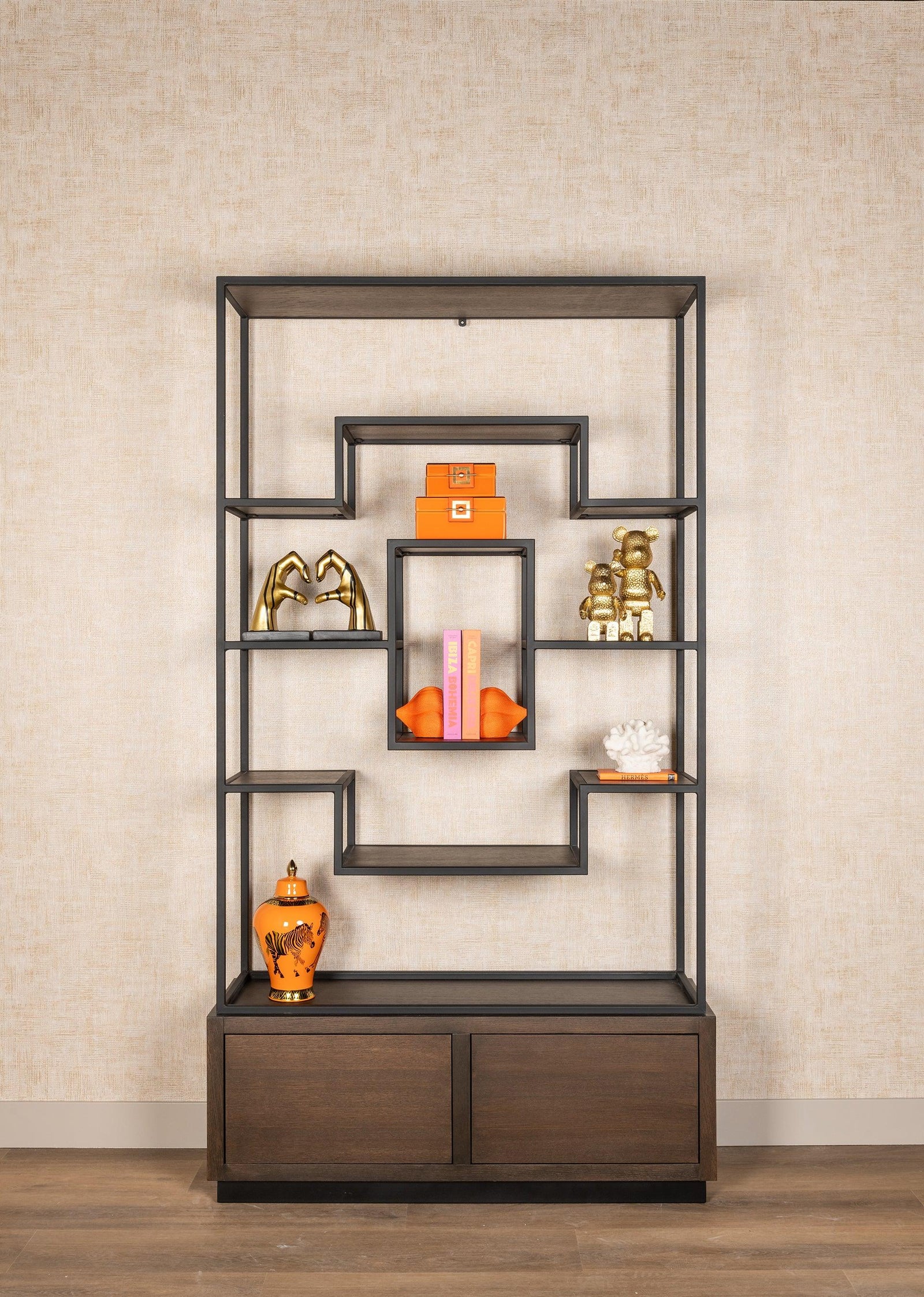 Modernes Richmond Interiors Regal Bonvoy Kollektion, dekoriert mit orangen und goldenen Akzenten, Glamour-Stil.