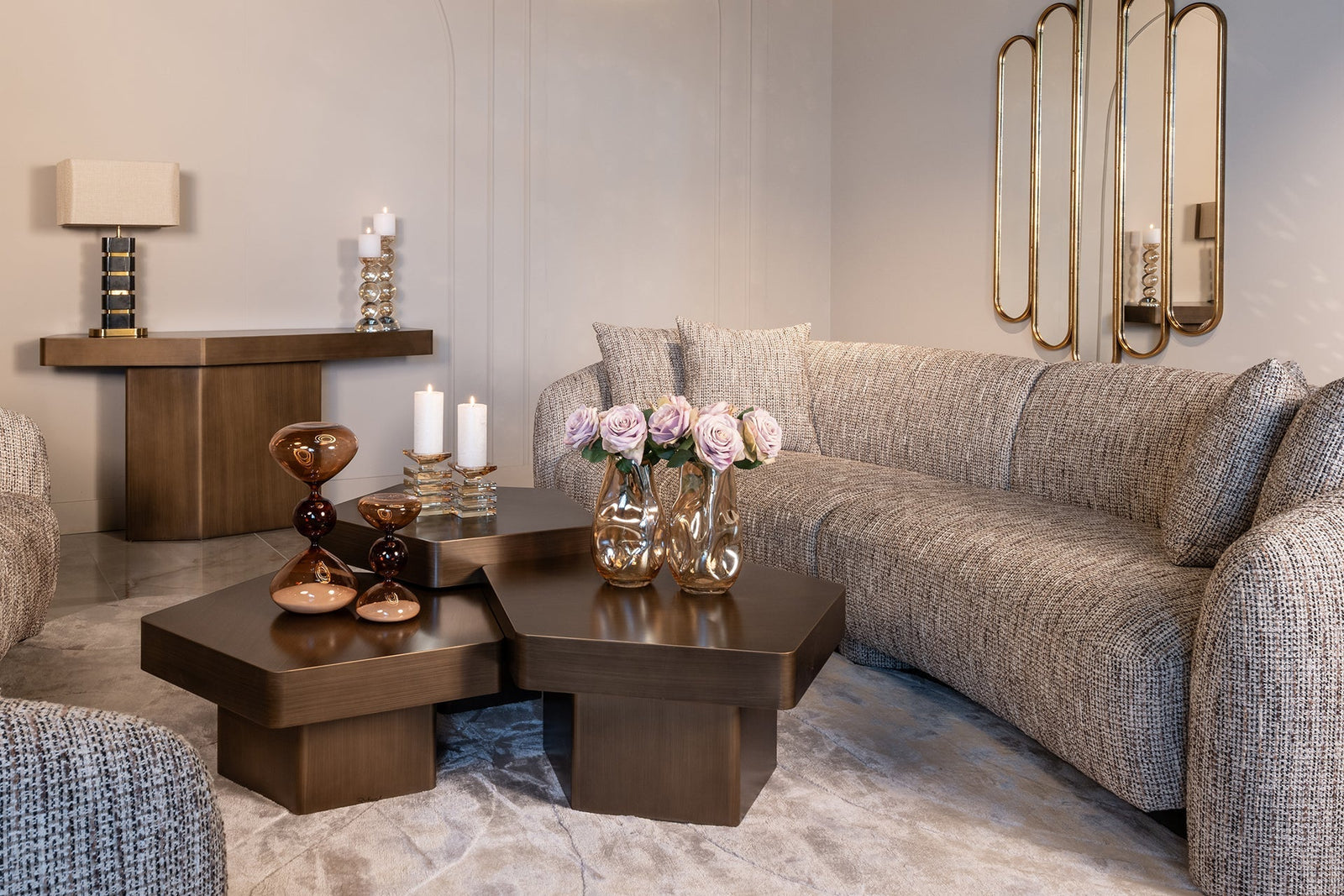 Modernes Wohnzimmer mit Richmond Interiors Couchtischen aus Bronze, Designer-Sofa und Glam-Deko.