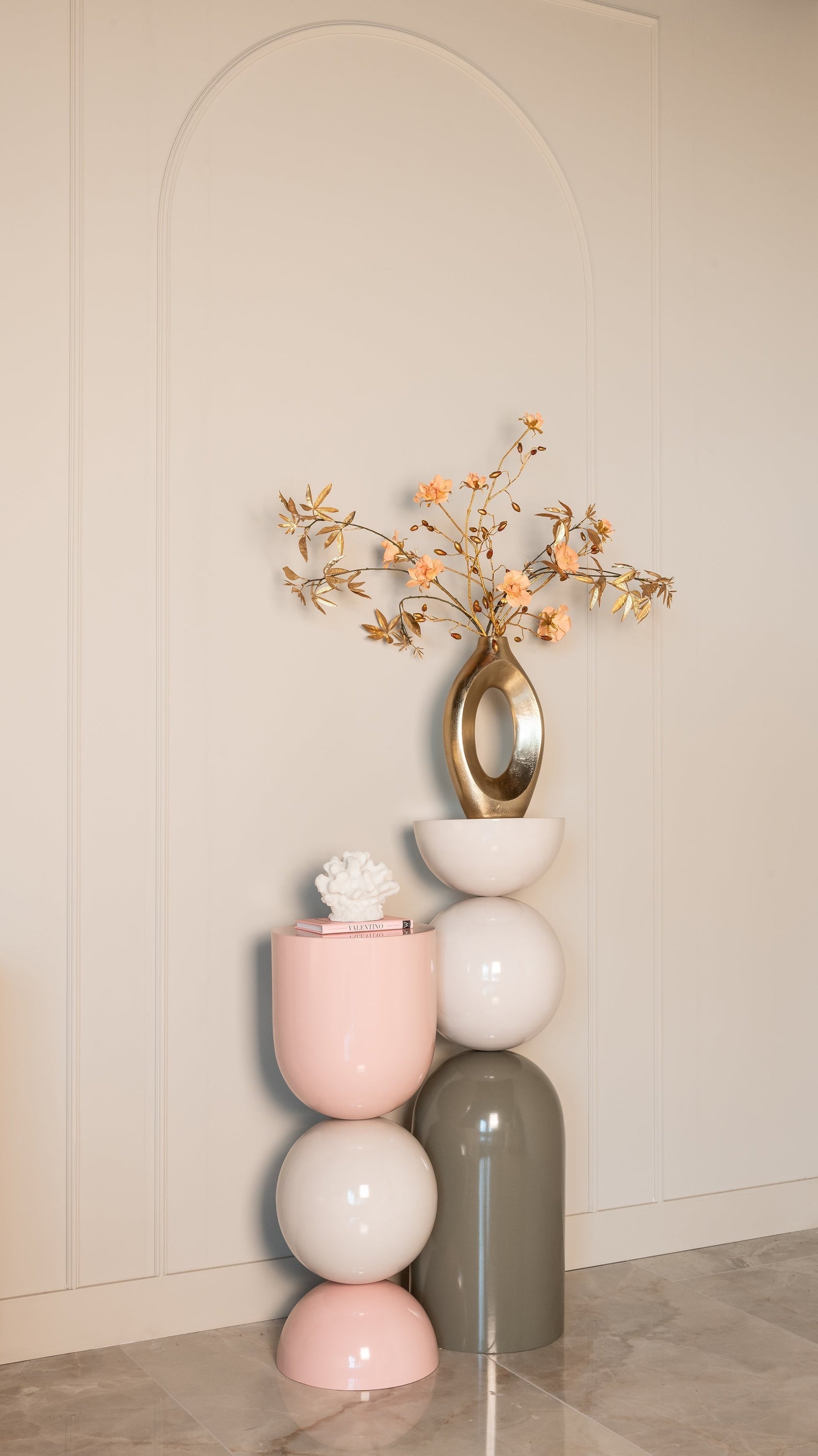 Moderne Dekosäulen und Podeste in Pastell mit goldener Vase, Glamour Wohnaccessoires