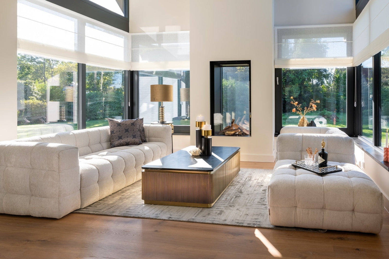 Modernes Wohnzimmer mit Richmond Interiors Ironville Kollektion, cremefarbenen Sofas, Couchtisch und Kamin