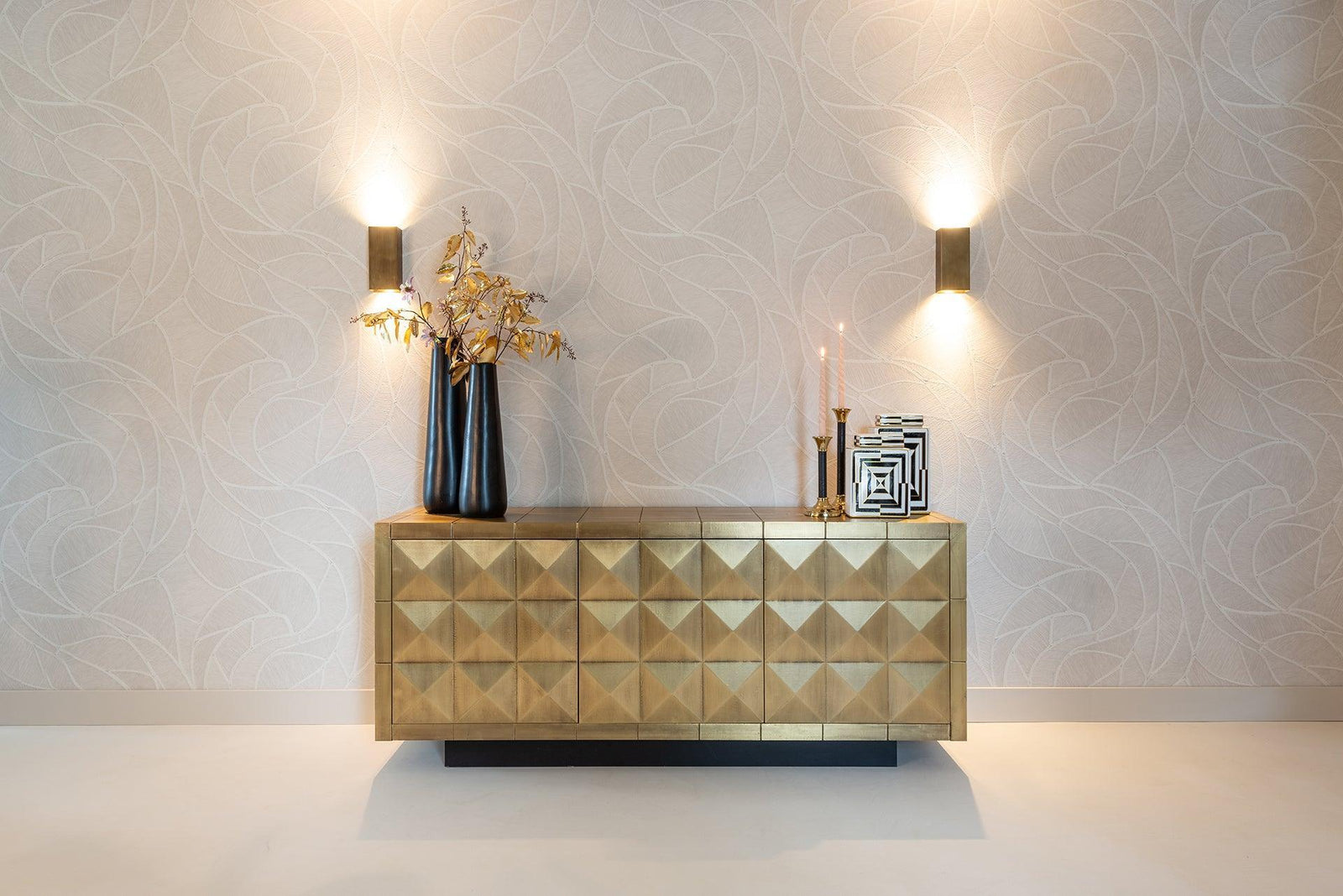 Goldene Kommode im Glam-Look mit Deko, Vasen und Kerzen, luxuriöses Interior von Codeso Living