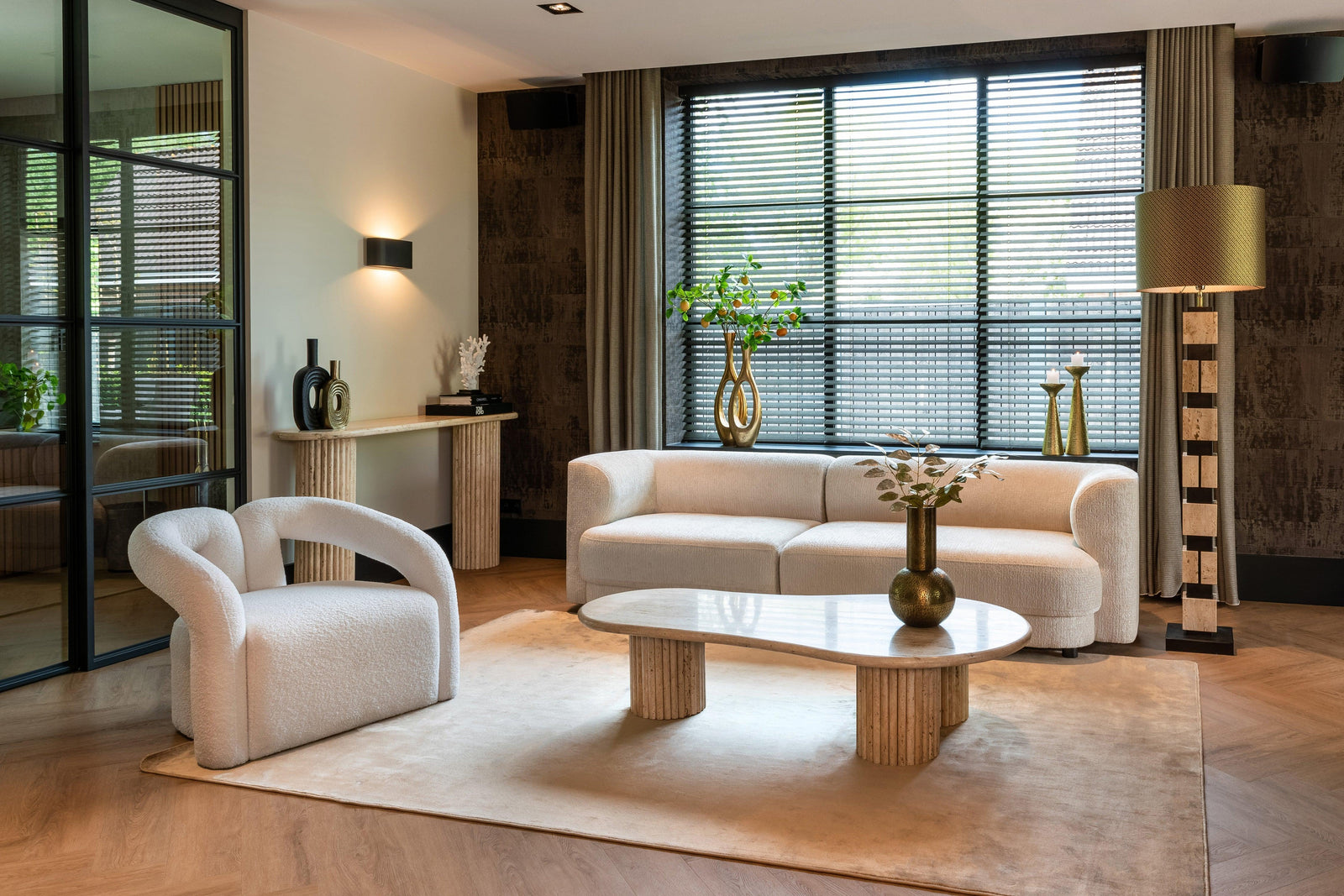 Modernes Wohnzimmer mit cremefarbenem Sofa, Sessel und Marmortisch von Richmond Interiors, Glam-Look