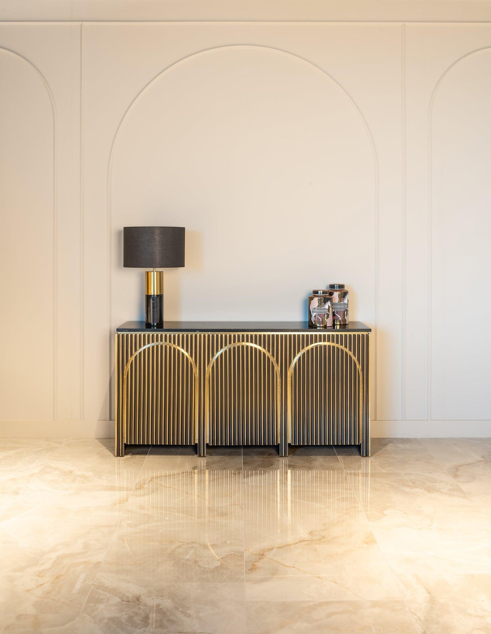 Luxuriöse Richmond Interiors Les Arcs Kommode mit goldenen Akzenten und Designlampe auf Marmorfliesen
