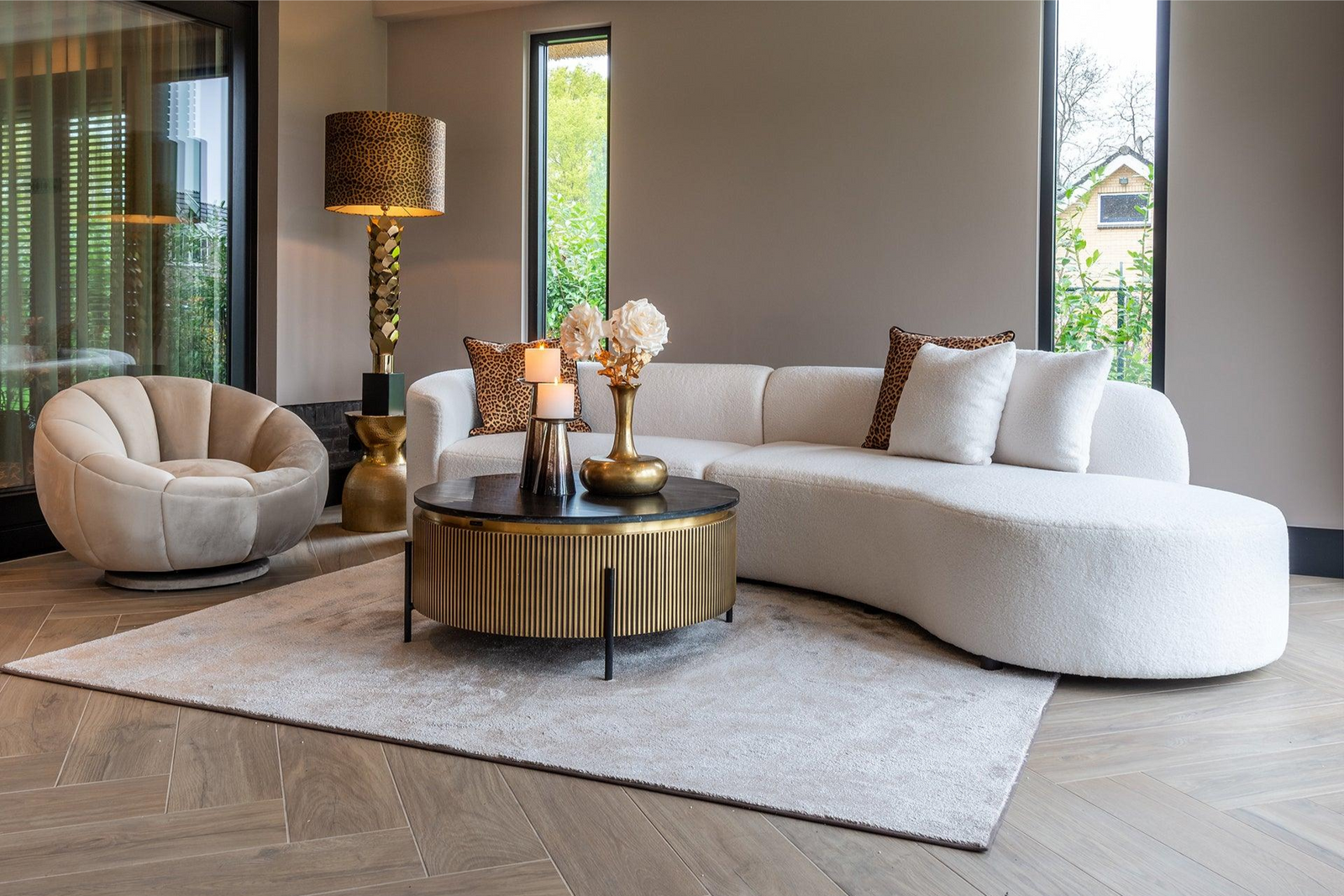 Modernes Wohnzimmer mit weißem Modulsofa, Samtsessel, goldenem Couchtisch und Glam-Details von Codeso Living