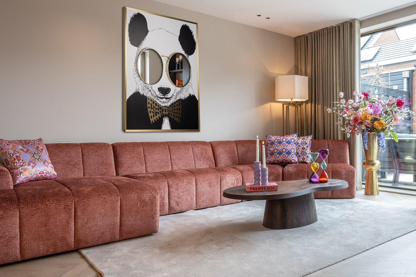 Modernes Glamour-Wohnzimmer mit rosa Samtsofa, Panda-Bild, Deko-Kissen und Blumen – Codeso Living Style