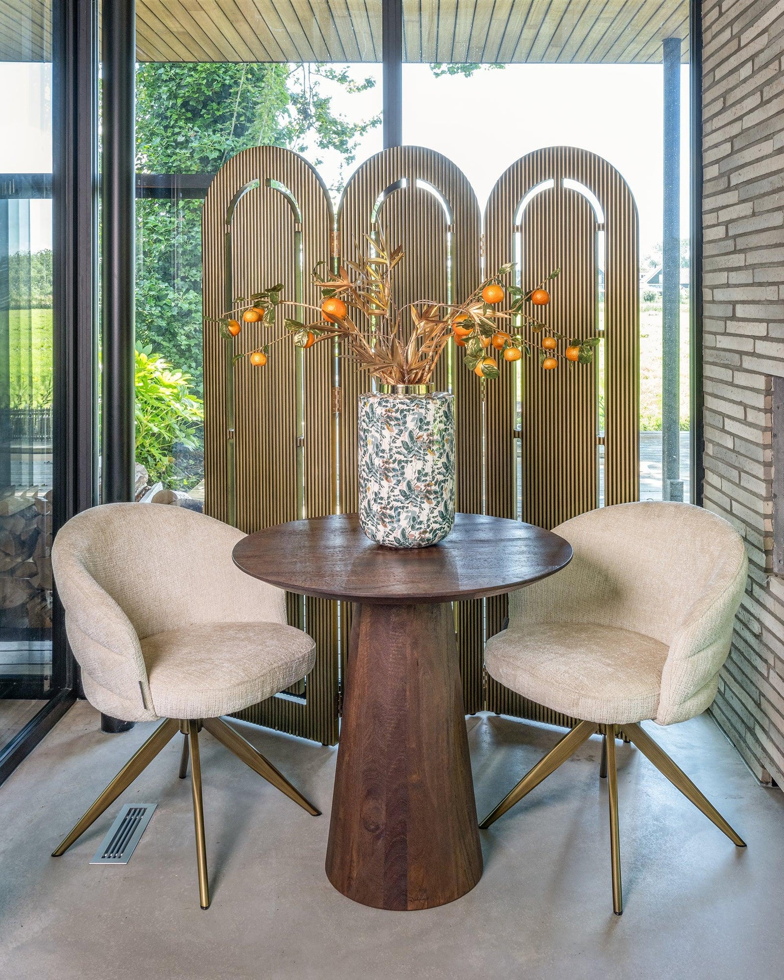 Moderner Raumteiler aus Holz, runder Tisch mit Vase, zwei beige Stühle, stilvolles Maximalismus Interior