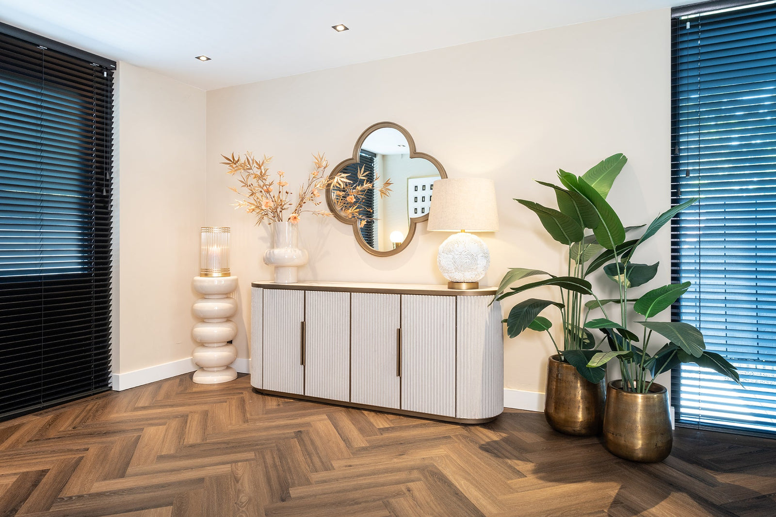Luxuriöses Sideboard aus dunklem Holz mit goldenen Kerzenhaltern und dekorativer Wand, Codeso Living