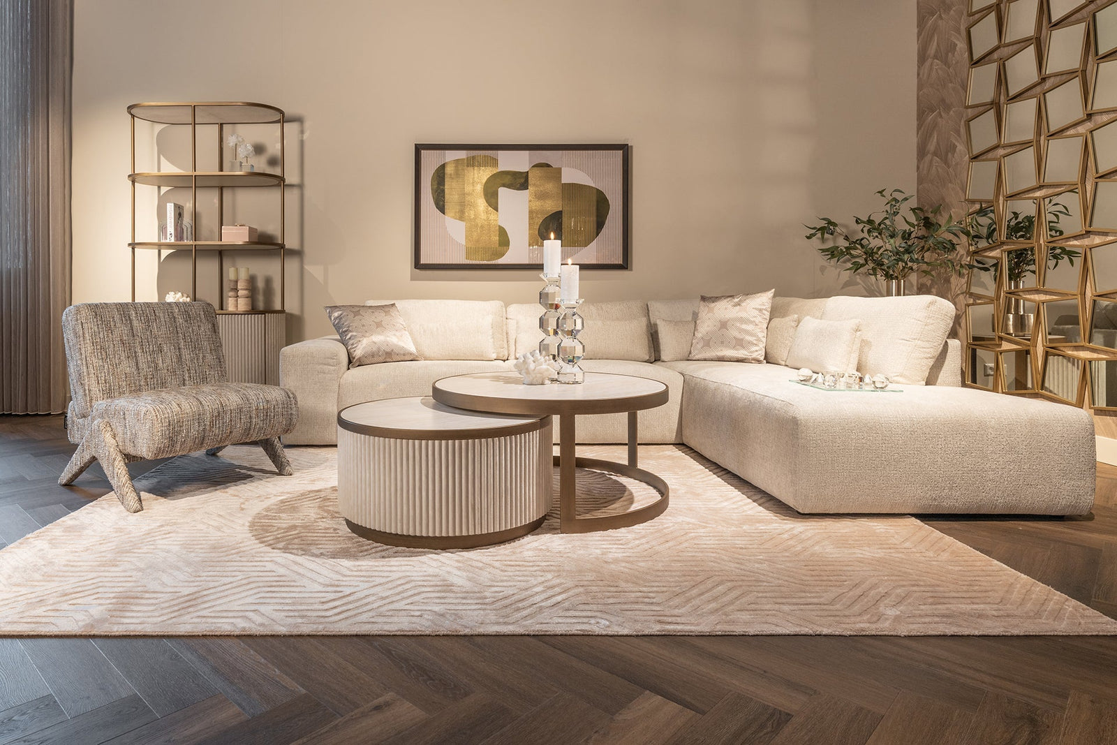 Luxuriöses Wohnzimmer mit cremefarbener Ecksofa, Designertisch, modernem Sessel und goldenen Akzenten, Codeso Living Stil