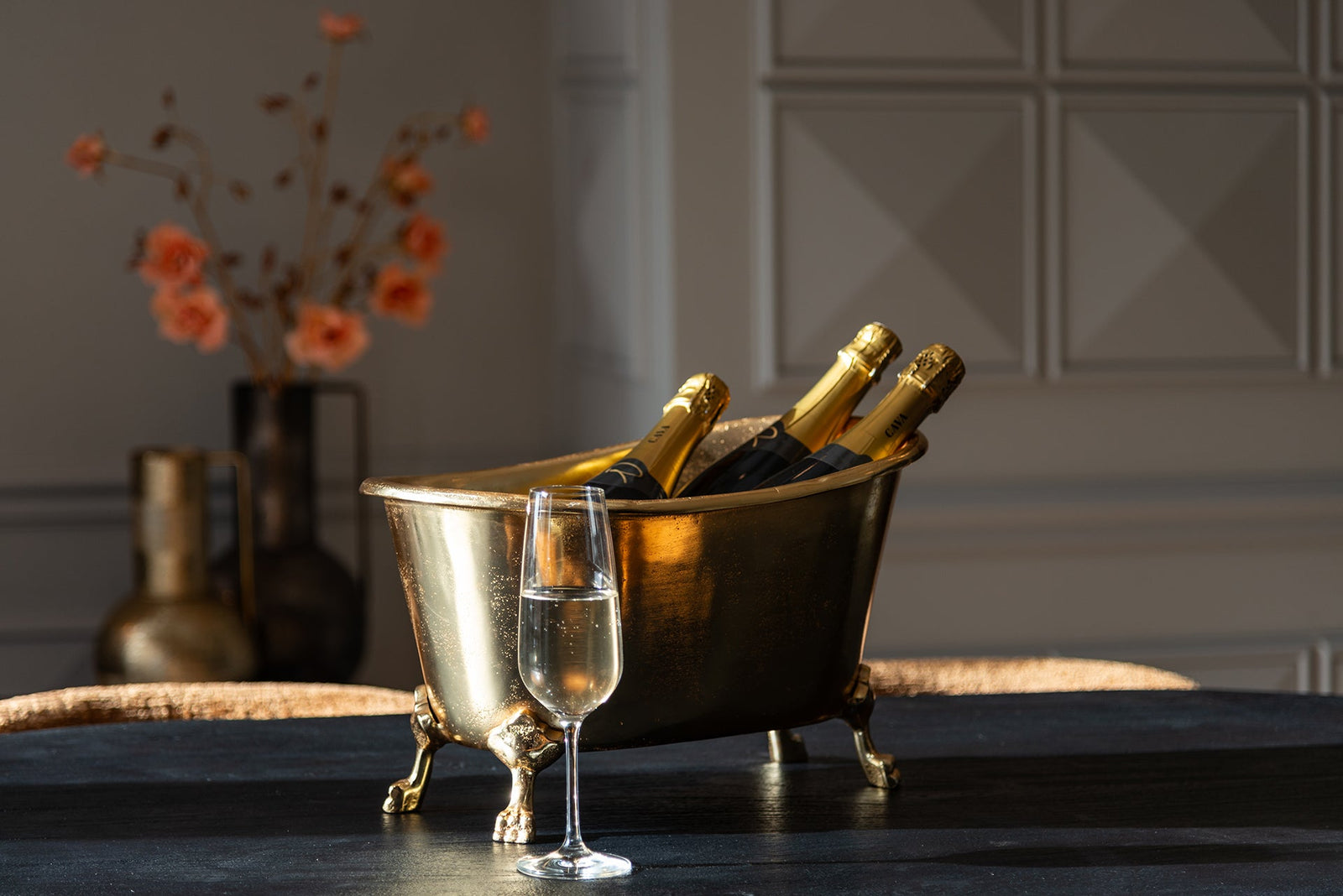 Luxuriöser goldener Weinkühler mit Champagner und Glas, elegantes Interieur, Codeso Living Style