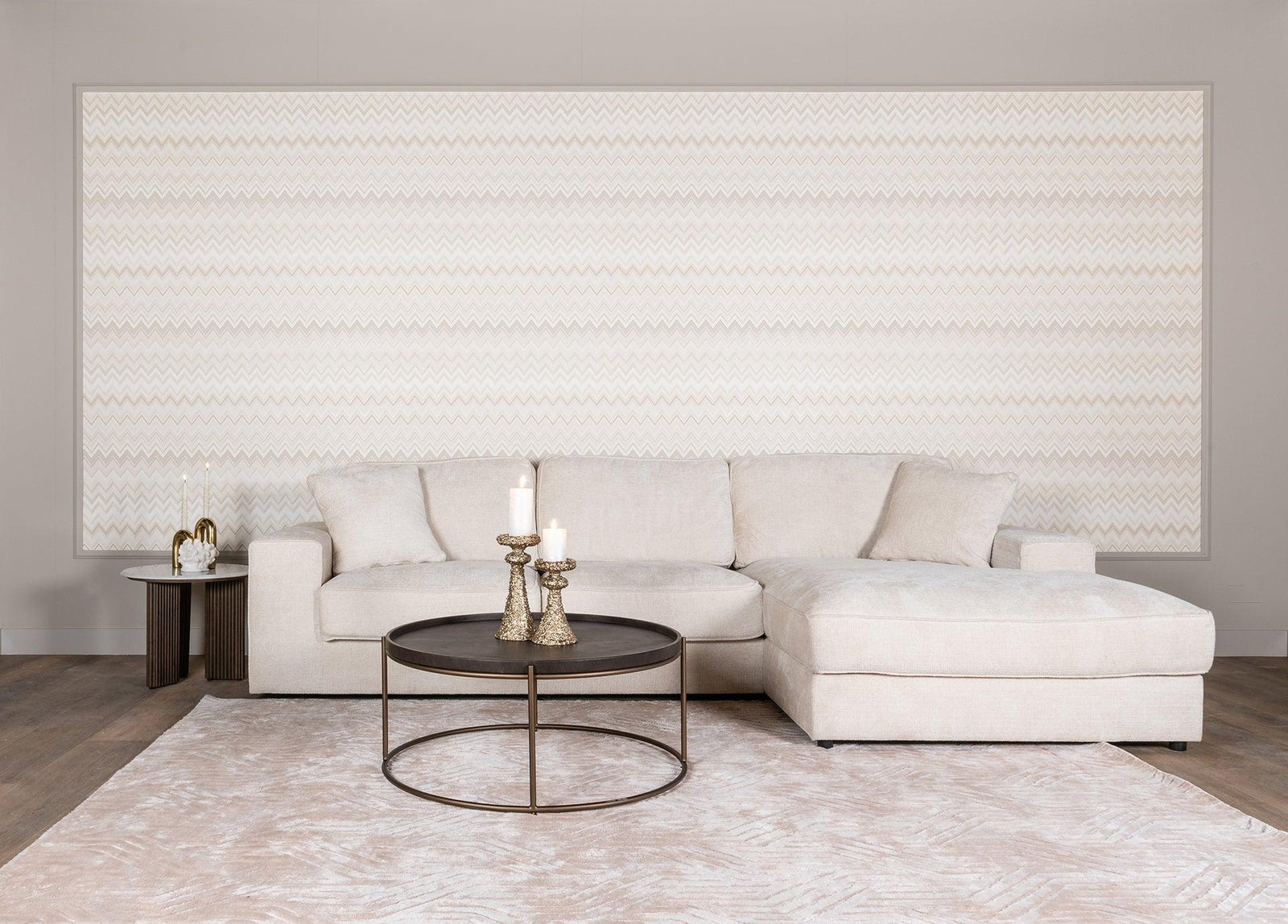 Modernes Wohnzimmer mit beigem Ecksofa, runden Couchtischen und luxuriösem Deko von Codeso Living