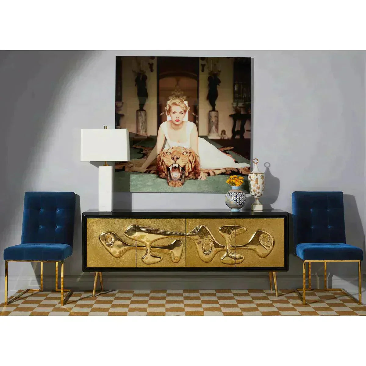 Luxuriöses Glamour-Interior: Goldene Kommode, blaue Samtstühle, modernes Wandbild, stilvolle Deko