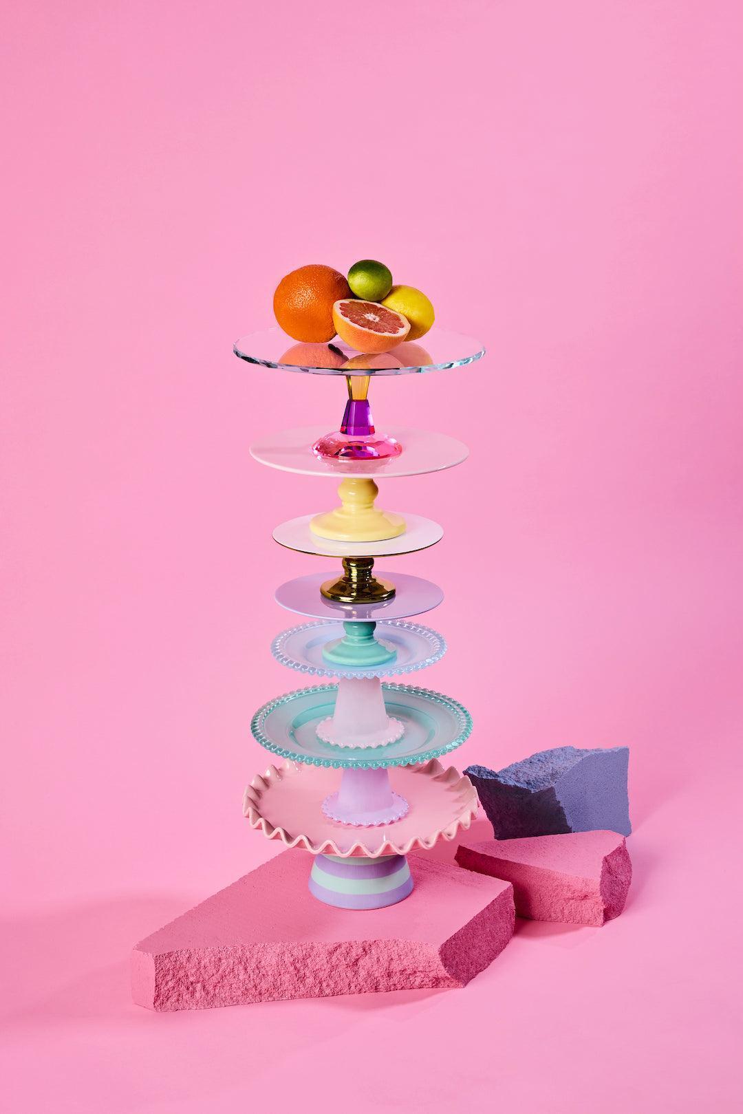 Bunte Tortenplatten und Etagèren mit Obst, Glamour Deko für Maximalismus Interior, pinker Hintergrund