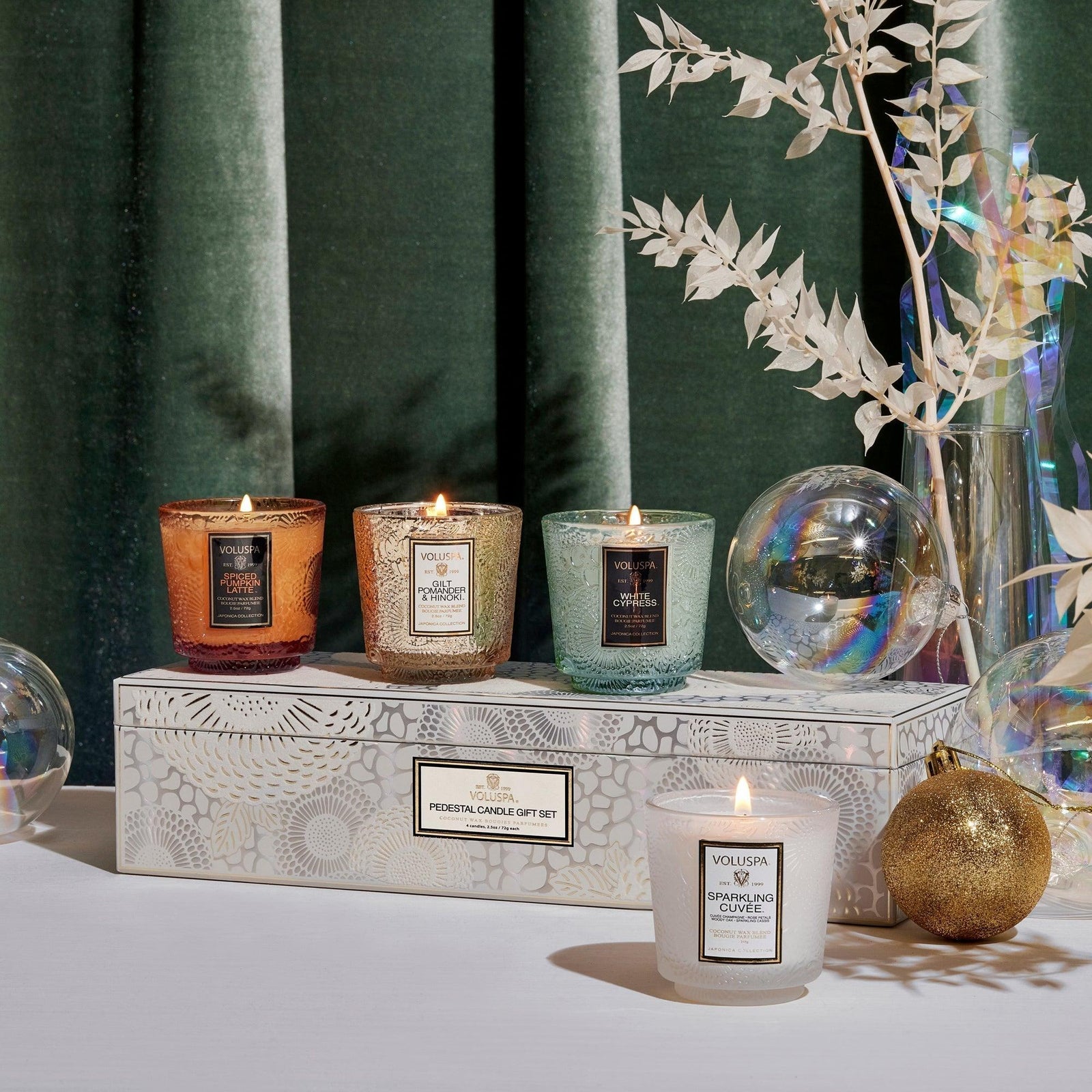 Voluspa Luxus-Geschenkset Duftkerzen auf dekorativer Box, Glamour Deko, Maximalismus Interior