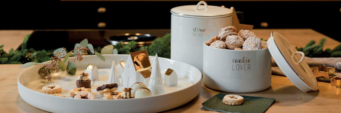 Stilvoll gedeckte Weihnachtstafel mit Plätzchen und weißer Keramik von Codeso Living