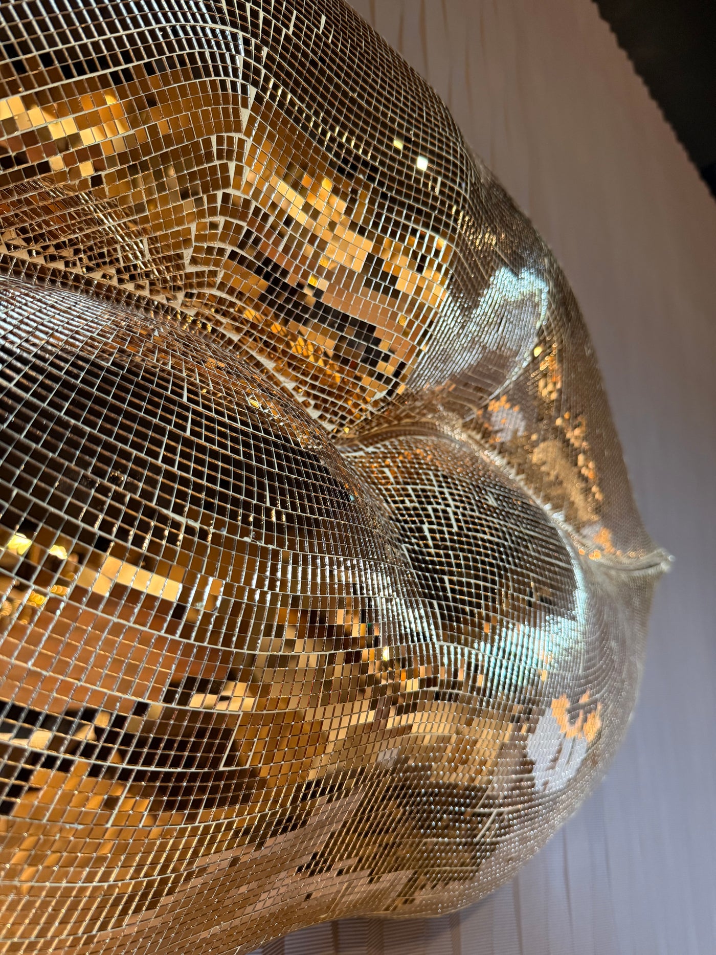 Richmond Interiors 3D Wandbild Dekoobjekt Kussmund Donja Gold | 125x57 cm