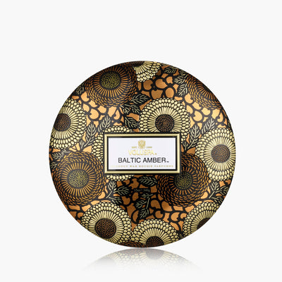 Voluspa 3-Docht Duftkerze Baltic Amber | Dose mit Deckel