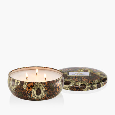 Voluspa 3-Docht Duftkerze Baltic Amber | Dose mit Deckel