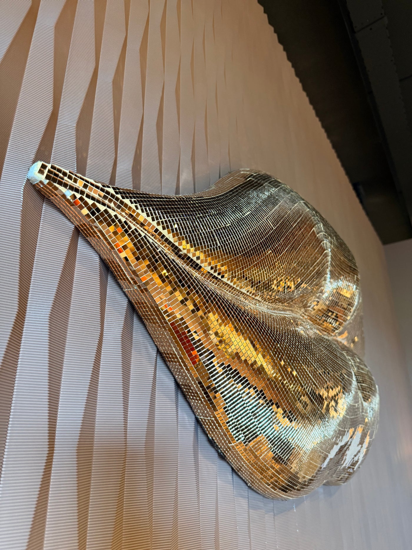 Richmond Interiors 3D Wandbild Dekoobjekt Kussmund Donja Gold | 125x57 cm