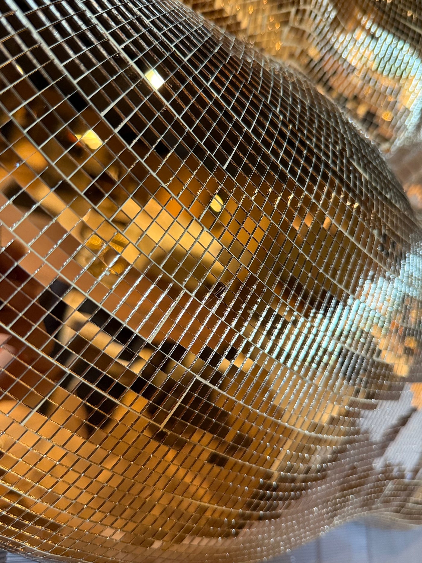 Richmond Interiors 3D Wandbild Dekoobjekt Kussmund Donja Gold | 125x57 cm