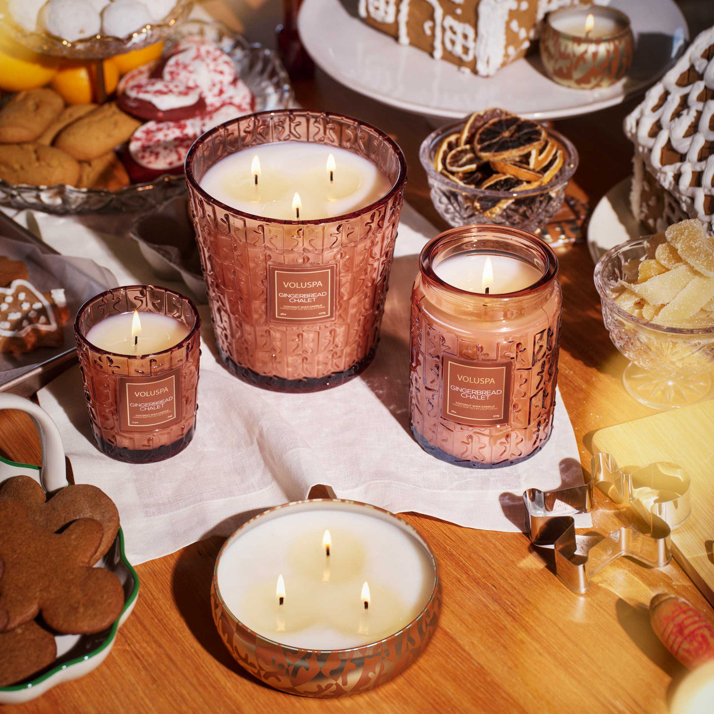 Voluspa 3-Docht Duftkerze Gingerbread Chalet | Dose mit Deckel