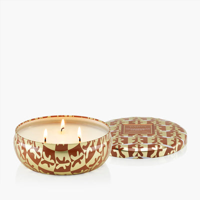 Voluspa 3-Docht Duftkerze Gingerbread Chalet | Dose mit Deckel