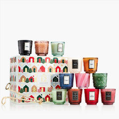 Voluspa Luxus-Adventskalender 2026 Holiday Village mit 12 Duftkerzen & Dochtschere