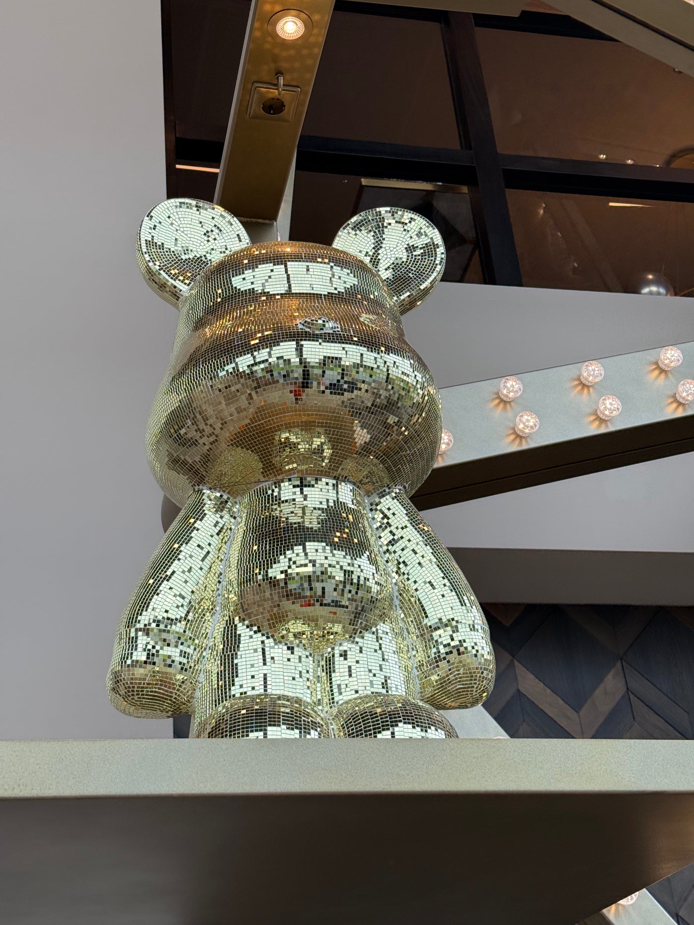 Richmond Interiors Dekoobjekt Skulptur Bär Averyl verspiegelt Gold | H 101 cm